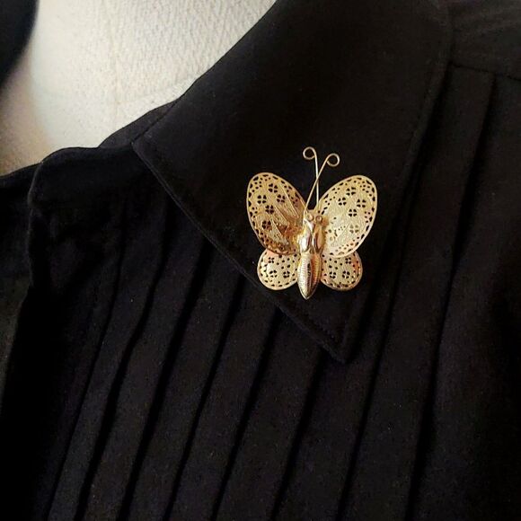 Whimsical Filigree Gold Metal Butterfly Pin Brooch - Picture 1 of 8
